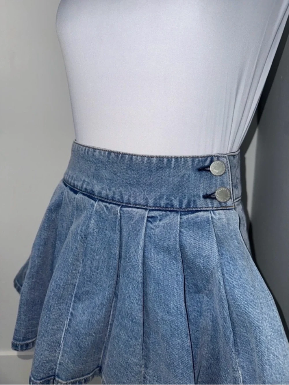 Alice + Olivia Noah Denim Pleated Skort/ Size 26 - Picture 7 of 12